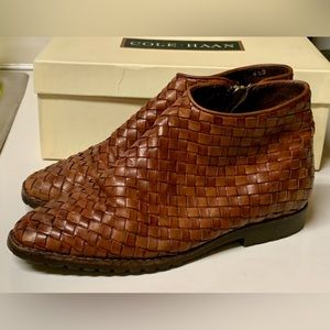 Women’s 6.5 B Vintage Cole Haan Woven Leather Side Zip Ankle Boots
